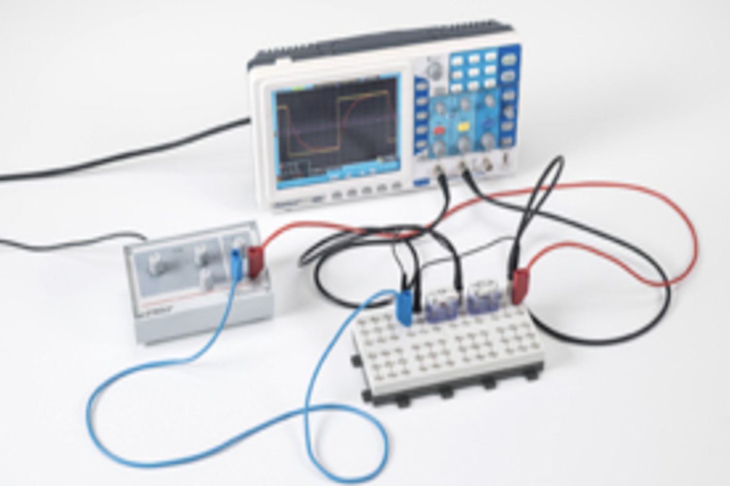 Charging and discharging a capacitor when switching DC on and off